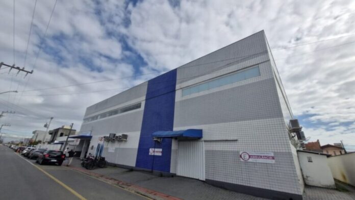 Bebê que nasceu na recepção de hospital em Navegantes apresenta coágulo após queda