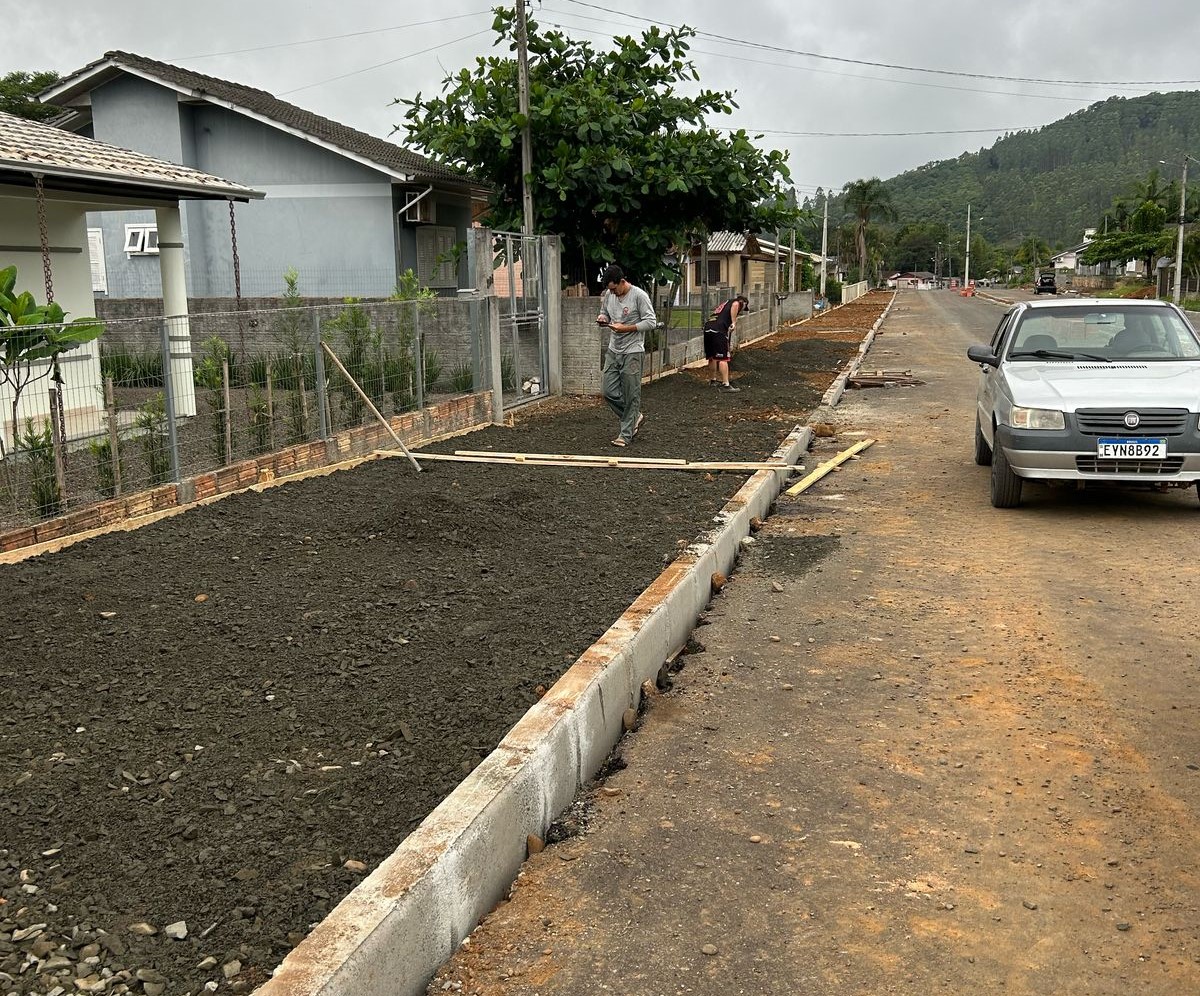 Avenida do bairro São Luiz recebe meio fio e calçadas