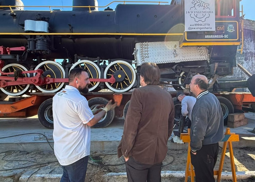 Administração de Araranguá acompanha instalação da locomotiva 