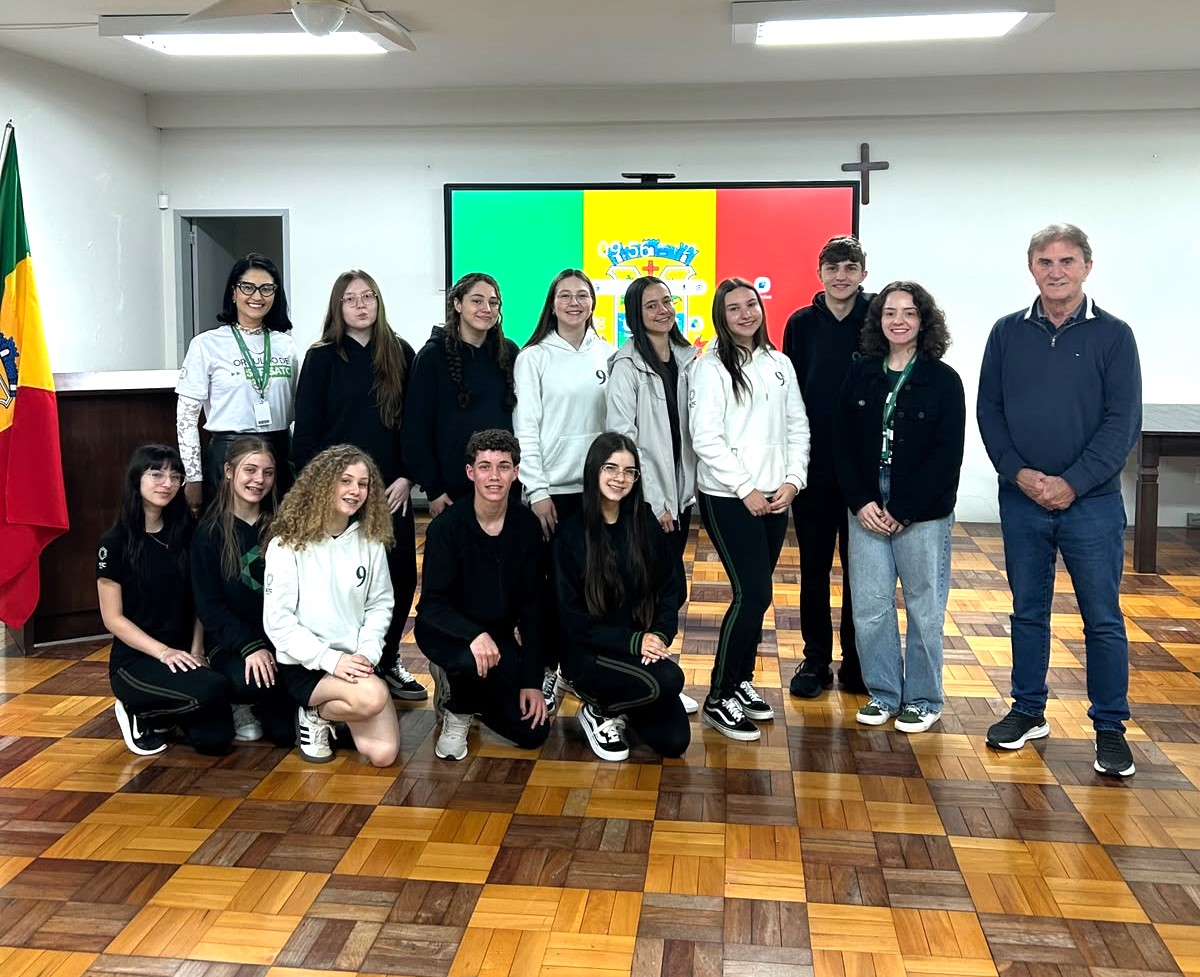 Alunos do 9º ano visitam Prefeitura de Turvo