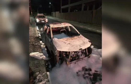 Mulher é presa por incendiar carro do ex-companheiro em Balneário Camboriú