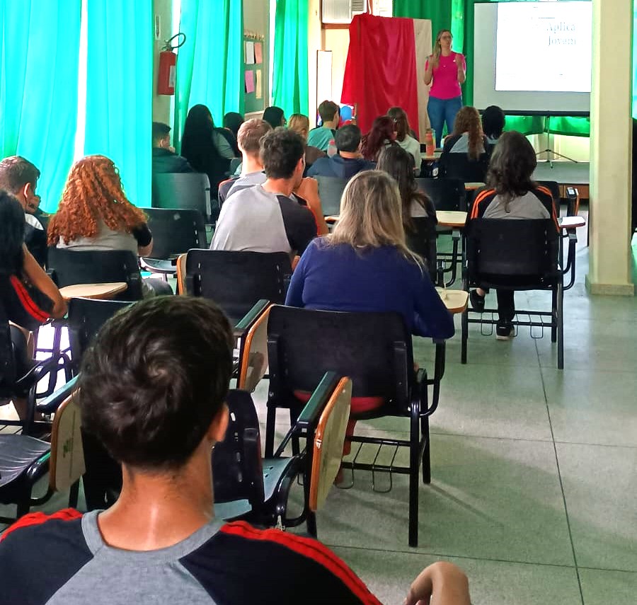 Alunos do Sombrio recebem preparação para o Enem através do projeto Aplica Jovem