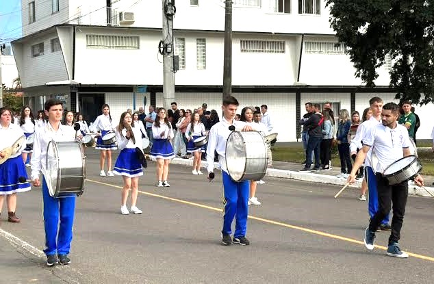 Meleiro realiza Desfile Cívico de 7 de Setembro na Avenida Antônio Walmor Canela