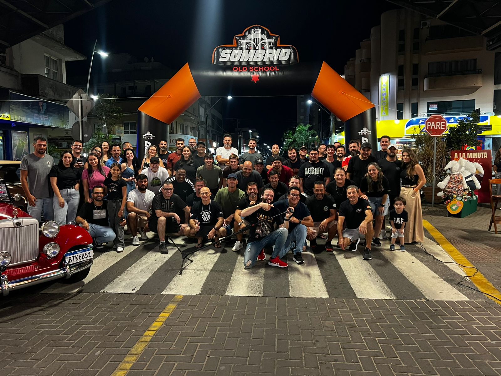 Noite de clássicos encanta público em mais um encontro automotivo em Sombrio