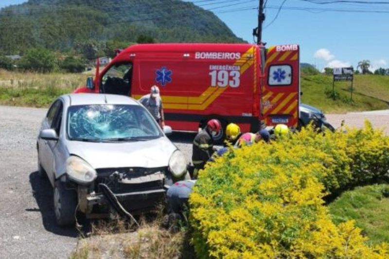 Motociclista sofre fratura exposta em acidente na BR-470 em Rio do Sul